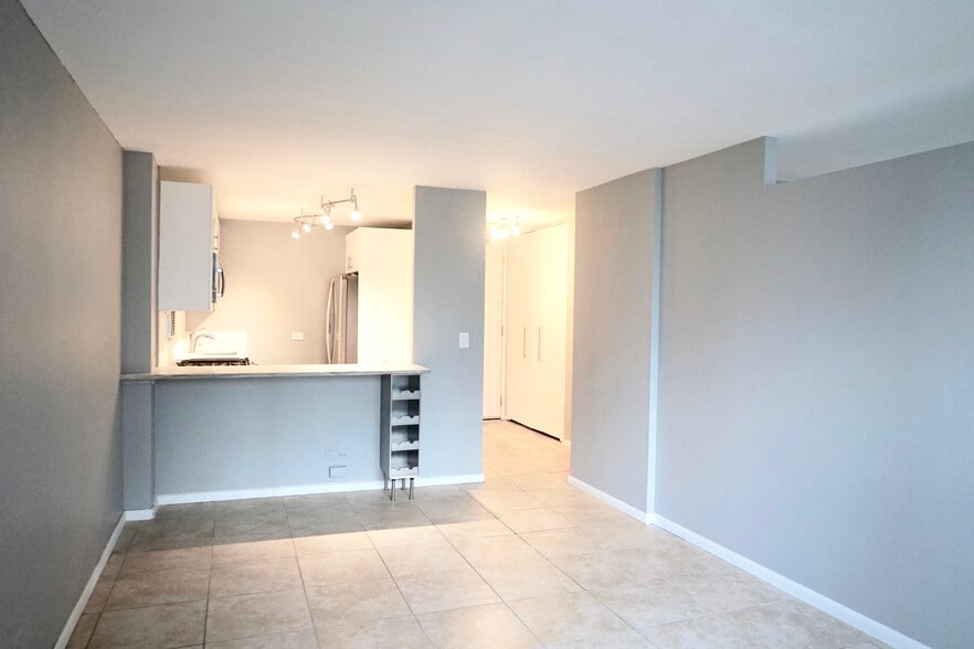 Building Photo - 400 E Randolph St