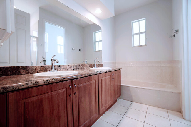 Building Photo - 6890 Julia Gardens Dr