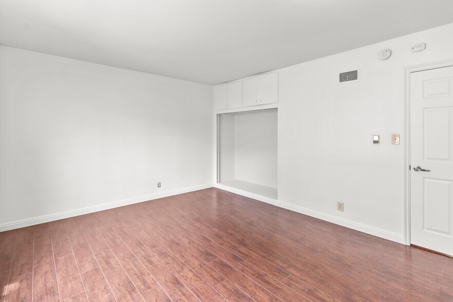 Building Photo - 1142 S Serrano Ave