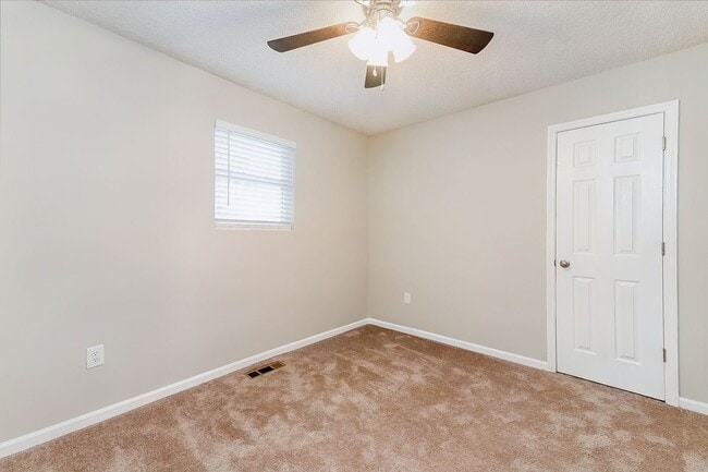 Building Photo - Renovated ~ 2 bedroom / 1.5 Townhome in We...