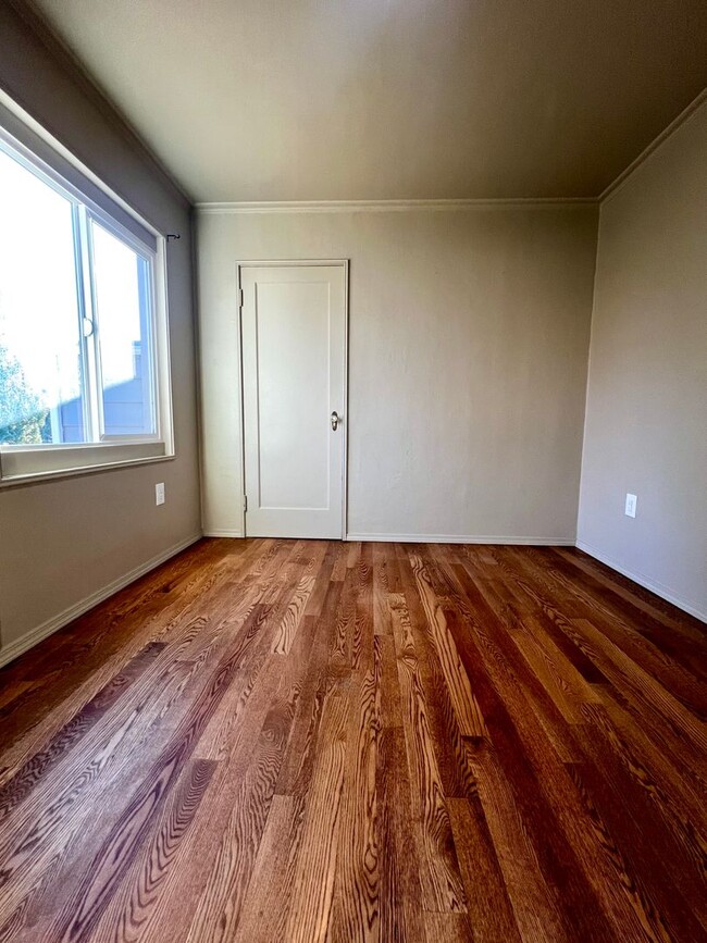 Building Photo - Move in special-$200 off first month's rent!