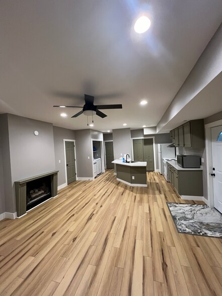 Building Photo - 704 W 15th St