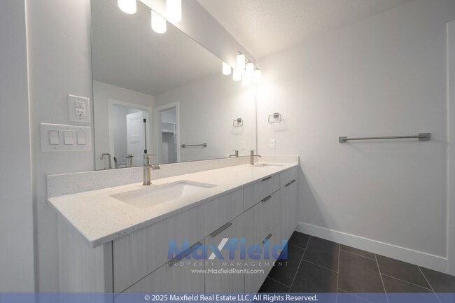 Building Photo - Spacious Twin Home - EV friendly - North S...