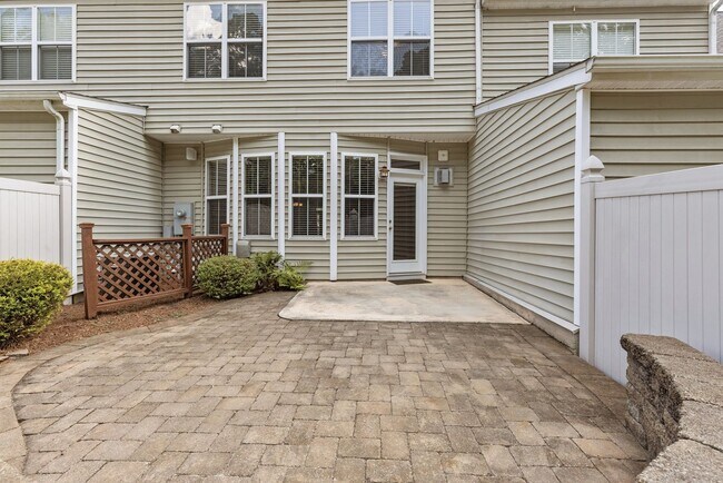 Building Photo - Gorgeous 3 Bedroom Townhome w/ Premium Finishes & Amenities - Pet Friendly!