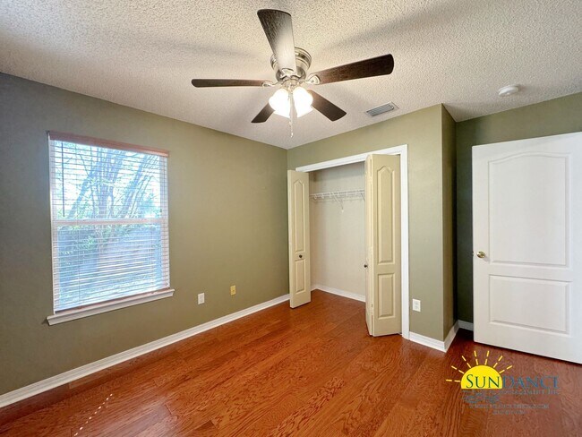 Building Photo - Cul-de-Sac Charm: Beautiful 4 Bedroom Home in Mary Esther Near Beaches and Bases!