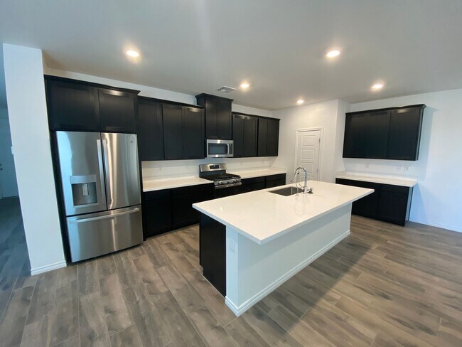 Building Photo - Beautiful 4 bed/3.5 bath home located in N...