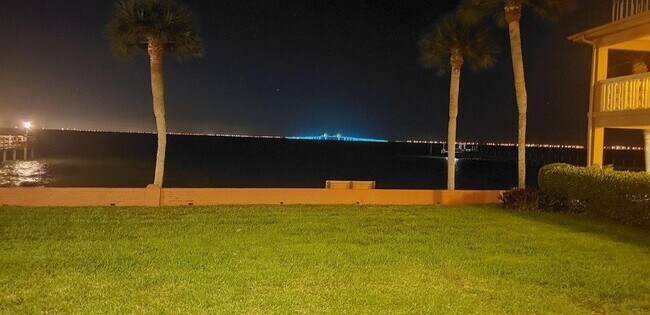 Building Photo - 650 Pinellas Point Dr S