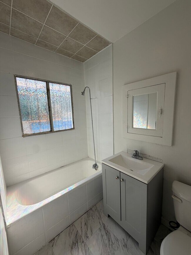 Building Photo - Newly Renovated 1 Bedroom in West Adams