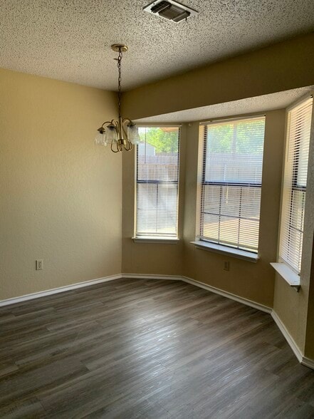 Building Photo - 307 Eichelberger Dr