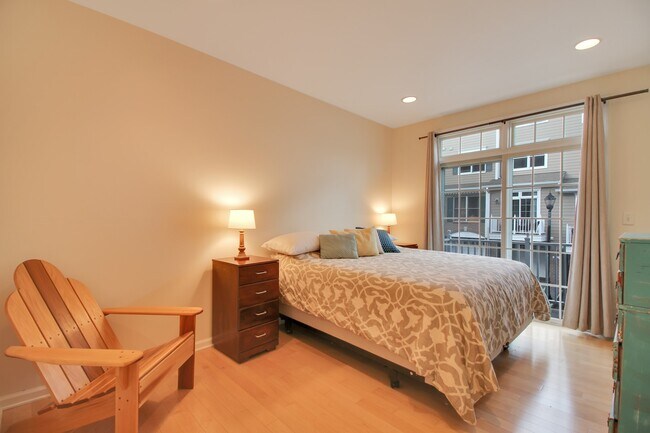 Building Photo - 360 Oswego Ct