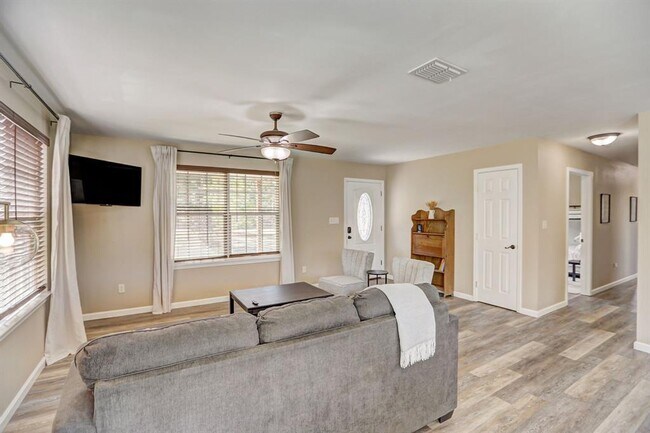 Building Photo - 460 Pine Tree Loop