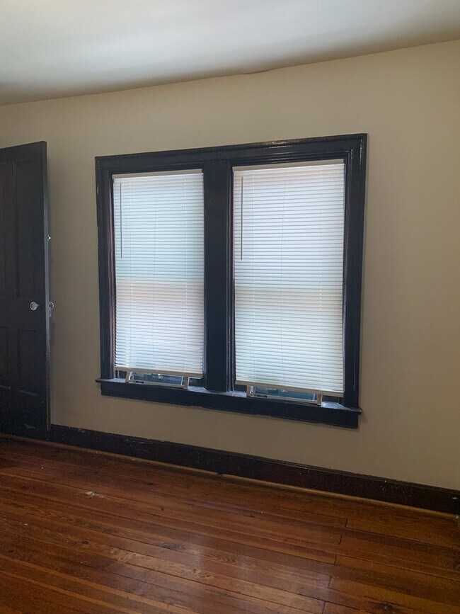 Building Photo - 4 bedroom, 1 bath, 3 story half double house