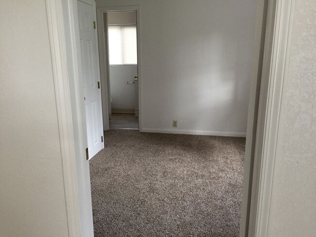 Building Photo - 3BD 2BTH - FENCED YARD & WASHER DRYER HOOK...