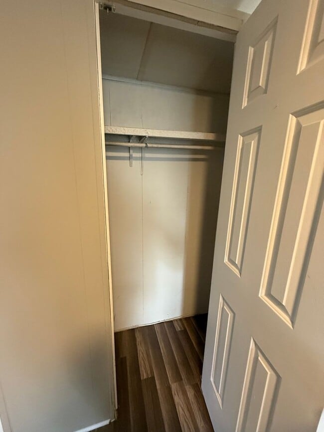 Building Photo - 16584 Lakeway Cir