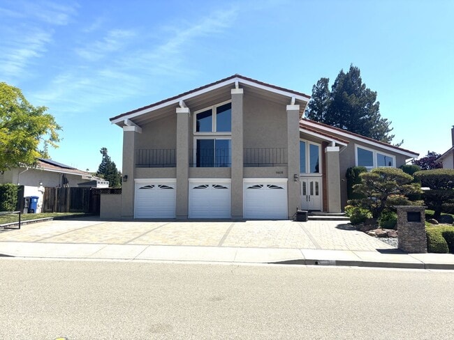 Primary Photo - Stunning 4-Bedroom Home on Golf Course wit...