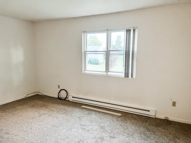 Master Bedroom - 4 Orchard Ln