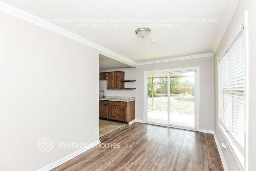 Building Photo - 208 Ennis St