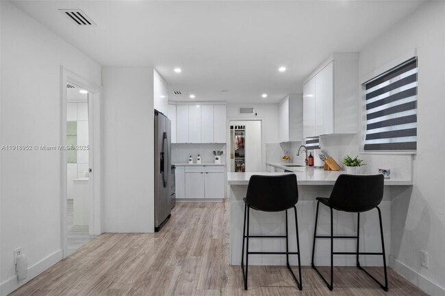 Building Photo - 850 SW 31st Ave