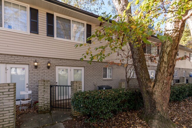 Building Photo - Beautiful 2BR/1.5BA condo in a gated community in the heart of Sandy Springs