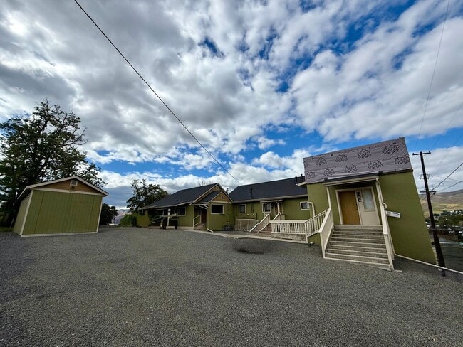 Building Photo - NEW Remodeled 1 Bedroom with BONUS ROOM!