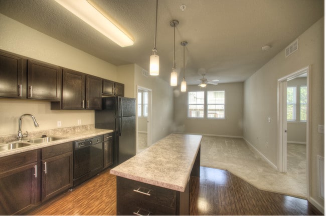 Building Photo - Kenwood Place