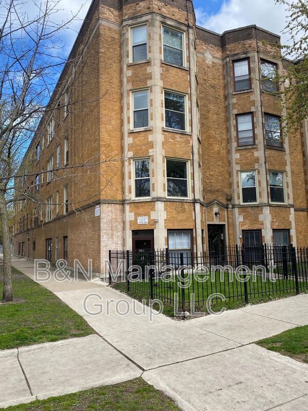Building Photo - 1721 W Ainslie St