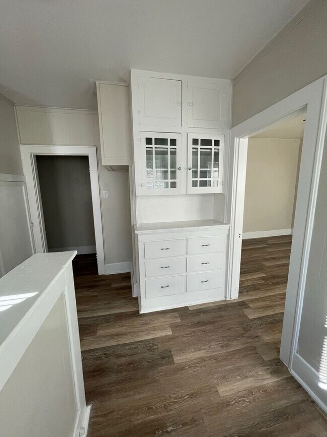 Building Photo - D&amp;G Ventures LLC-516/518 S. Nueces