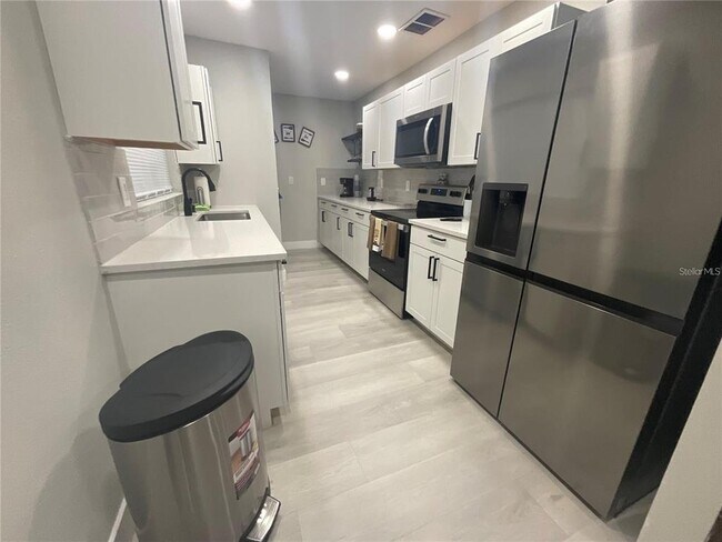 Building Photo - 3424 Willow Wisp Dr S