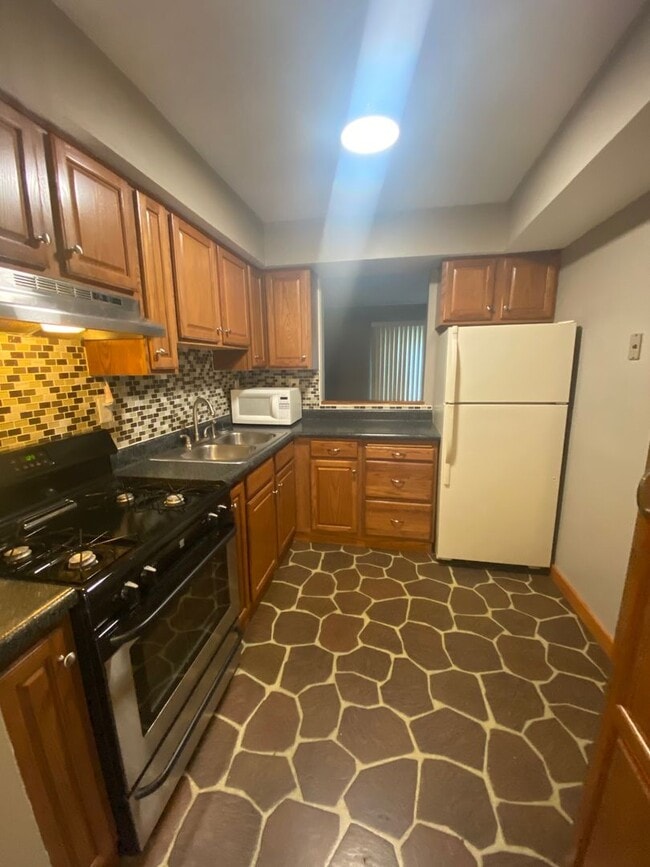 Building Photo - Moon Township - 2 Bedroom, 1.5 Bath Townho...