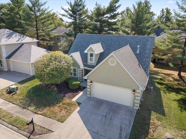 Building Photo - 412 N Village Cir