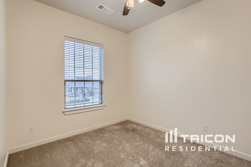 Building Photo - 1620 Village Creek Dr