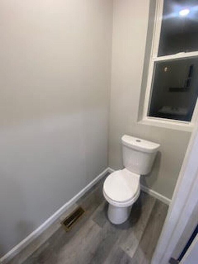 Building Photo - Gorgeous Front Porch Row - Ogontz