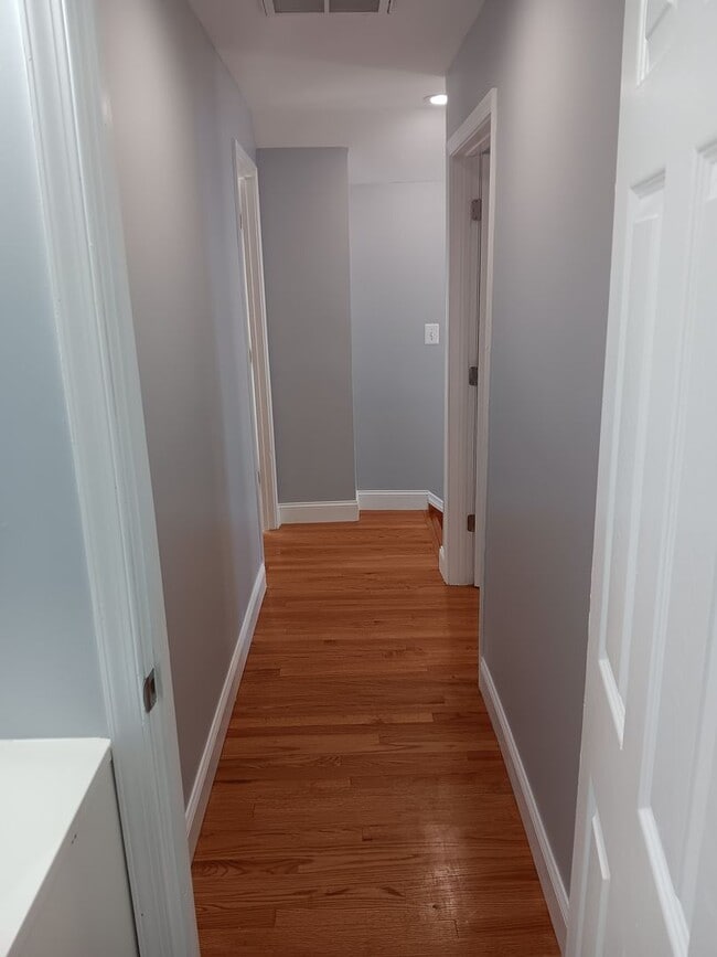 Building Photo - Renovated 3 Bed 2 Bath Single-Family Home ...
