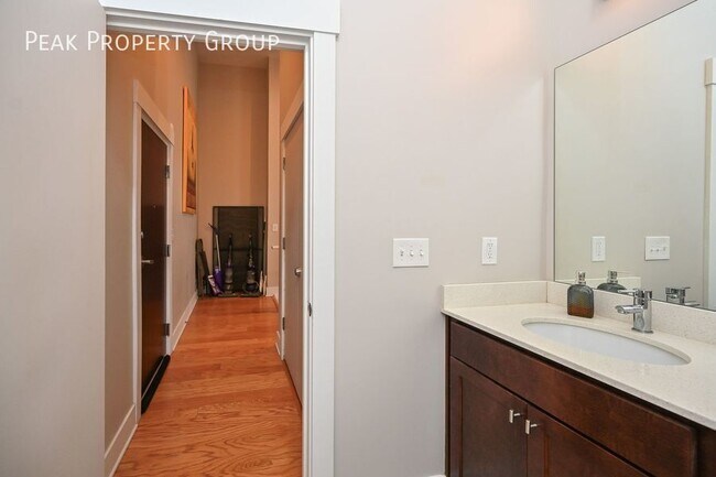 Building Photo - 433 E 13th St