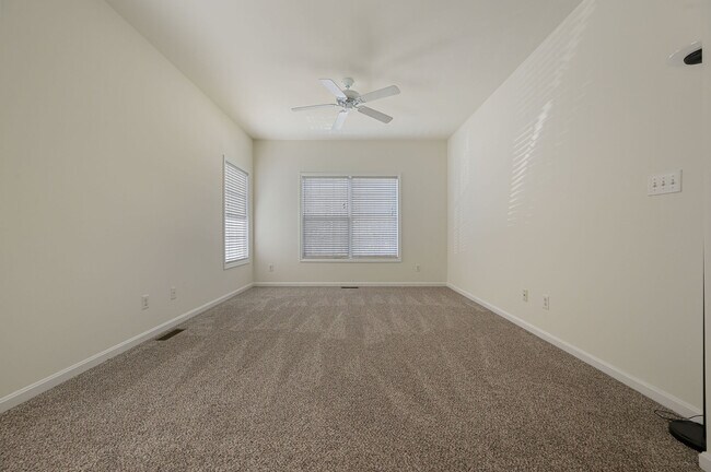 Building Photo - 15 Little Birch Dr