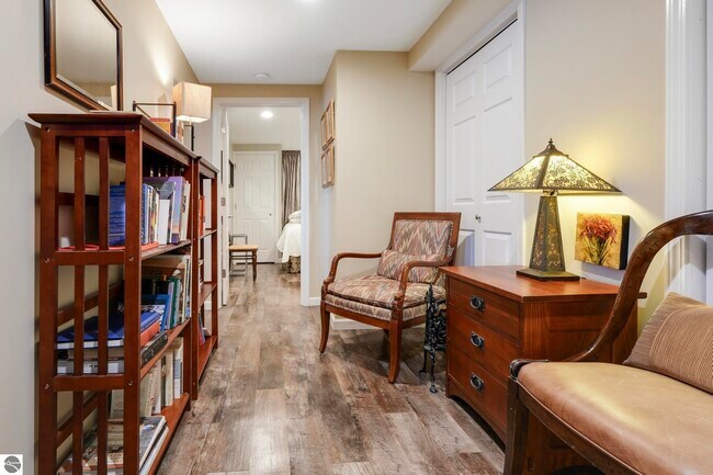 Building Photo - 5521 Silver Sunrise Trail