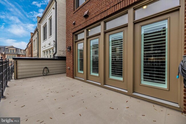 Building Photo - 10777 Symphony Park Dr