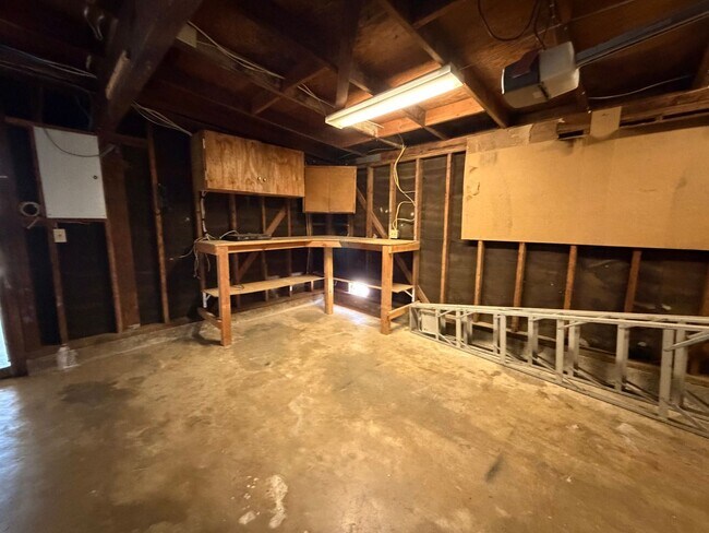 Building Photo - Adorable 3 bedroom 2 bath bungalow in Rosemont