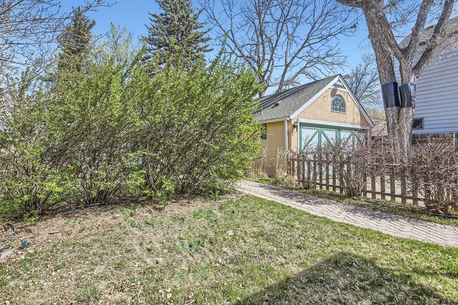 Building Photo - 520 S Loomis Ave