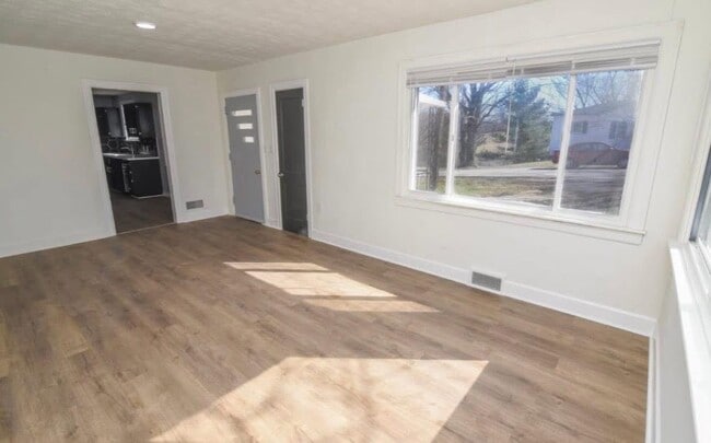 Building Photo - 5 Lake St