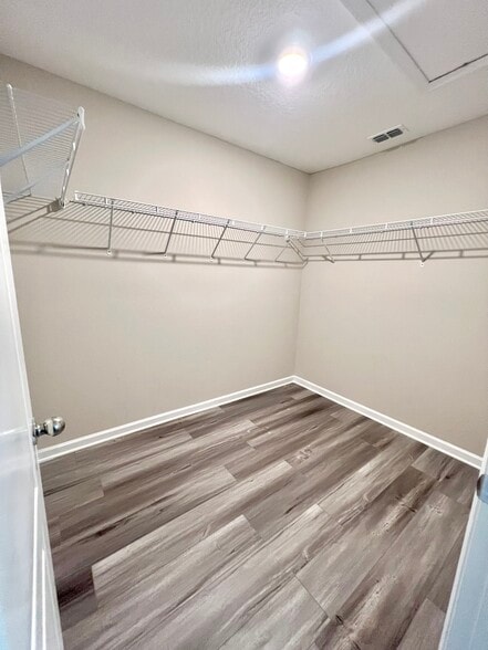 Walk-in Closet - 472 Albany Bay Blvd