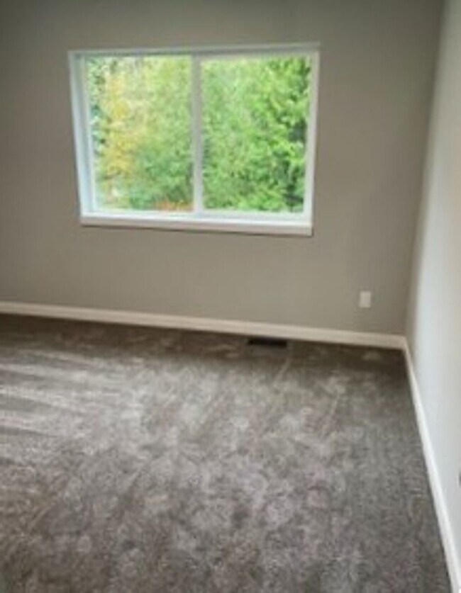 Building Photo - Lovely 3 Bedroom Recently Renovated!