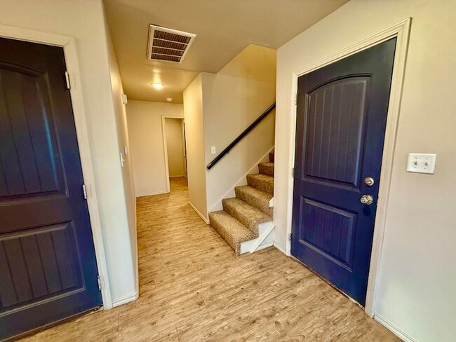 Building Photo - 909 Manchester Ct