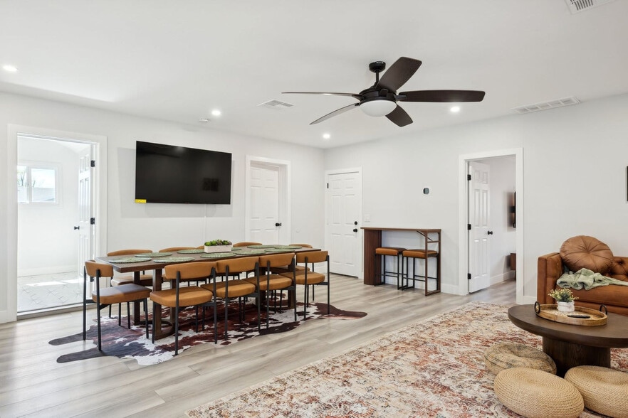 Building Photo - 636 E 6th Pl