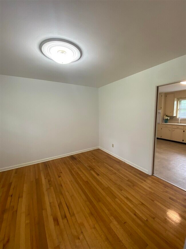 Building Photo - 1006 Ivanhoe Rd