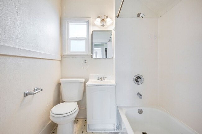 Building Photo - Charming 5 bedroom house with yard!! Close...