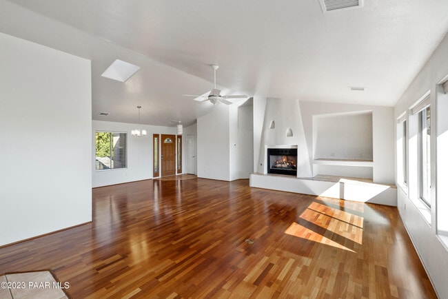 Building Photo - 2049 Meadowbrook Rd