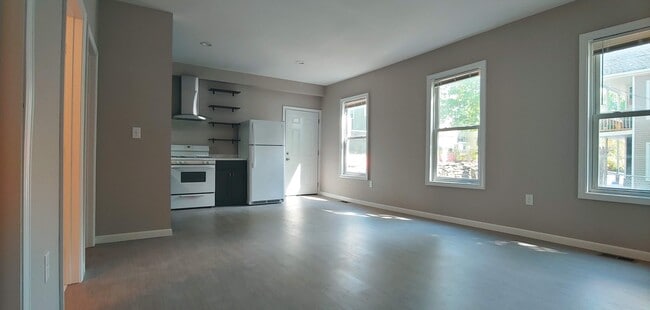 Open floor Dinning room, Living Room and Kitchen - 58 Paine St