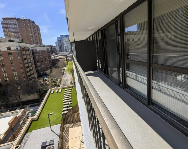 Building Photo - 33 W Delaware Pl