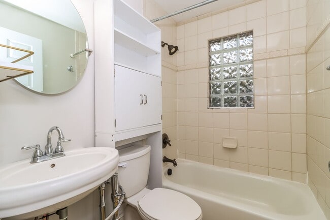 Building Photo - Beautiful Two Story Duplex in Historic Dilworth!